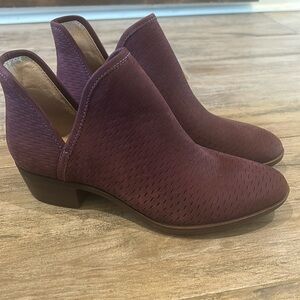 New without box- Lucky Brand Baley Ankle Boot Booties Raisin Maroon Leather
